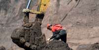 Membro de equipe de resgate busca sobreviventes ap&oacute;s rompimento de barragem da Vale em Brumadinho
10/02/2019 REUTERS/Washington Alves  Foto: Washington Alves / Reuters