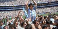 Maradona levanta troféu da Copa do Mundo de 1986, no México  Foto: Carlos Fumagalli/Associated Press / via Estadão Conteúdo