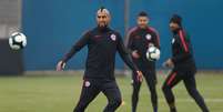 Vidal treina pela seleção do Chile em Porto Alegre  Foto: Diego Vara / Reuters