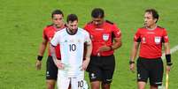 Messi conversa com trio de arbitragem de jogo Brasil x Argentina, no Mineirão  Foto: Pilar Olivares / Reuters