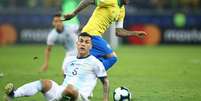 Daniel Alves dribla Leandro Paredes na partida contra a Argentina pelas semifinais da Copa América 2019, no Estádio Mineirão  Foto: HEULER ANDREY/DIA ESPORTIVO / Estadão Conteúdo