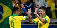 Roberto Firmino comemora gol com Gabriel Jesus na vitória da Seleção Brasileira sobre a Argentina, no Mineirão  Foto: DUDU MACEDO/FOTOARENA / Estadão Conteúdo