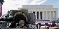 Tanque em frente ao Memorial Lincoln em Washington
03/07/2019
REUTERS/Jim Bourg  Foto: Reuters
