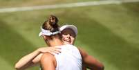 Harriet Dart e Beatriz Haddad Maia se abraçam após a vitória da britânica sobre a brasileira em Wimbledon 
04/07/2019
REUTERS/Carl Recine  Foto: Reuters