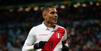 Paolo Guerrero marca o terceiro gol para o Peru, durante partida entre Chile x Peru, válida pela segunda semifinal da Copa América 2019, na arena do Grêmio  Foto: Rodrigo Ziebell / Framephoto / Estadão