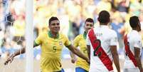 Casemiro marcou um dos gols da Seleção contra o Peru (Foto: MIGUEL SCHINCARIOL / AFP)  Foto: LANCE!