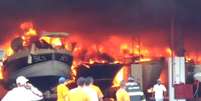 Incêndio destrói barcos em Bertioga, no litoral paulista  Foto: Reprodução/Facebook / Estadão