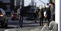 Morador de rua tenta se proteger do frio no Viaduto Santa Generosa, zona sul de São Paulo, na manhã deste sábado, 6  Foto: Bruno Rocha  / Fotoarena/Estadão Conteúdo