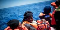 Migrantes resgatados pela ONG alemã Sea Watch no Mediterrâneo  Foto: ANSA / Ansa - Brasil