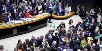 Deputados a favor da reforma agitaram bandeirinhas do Brasil durante a votação  Foto: Câmara dos Deputados / BBC News Brasil