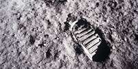 H&aacute; 50 anos, o astronauta Neil Armstrong (1930-2012) disse ter dado um 'pequeno passo para o homem, grande passo para a humanidade'  Foto: NASA / BBC News Brasil