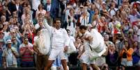  Rafael Nadal e Roger Federer deixam quadra após jogo   Foto: Carl Recine / Reuters