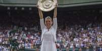 Simona Halep (ROU) posa com troféu após derrotar Serena Williams 13/07/2019 Susan Mullane-USA TODAY Sports    Foto: Reuters