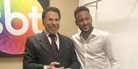 Neymar Jr. com Silvio Santos: o atacante precisa de mídia positiva para reverter crise na imagem pessoal  Foto: Reprodução