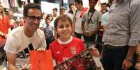 Em tom de despedida, Jonas participa de sessão de fotos com fãs do Benfica (Foto: Divulgação | SLBenfica)  Foto: Lance!