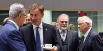 Chanceler de Malta, Carmelo Abela, conversa com homólogo britânico, Jeremy Hunt, durante reunião de chanceleres da UE em Bruxelas
15/07/2019
REUTERS/Johanna Geron  Foto: Reuters