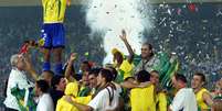 Cafu levanta a taça da Copa do Mundo de 2002, conquistada pelo Brasil na Coreia do Sul e no Japão  Foto: Alaor Filho / Estadão