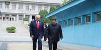 Presidente dos EUA, Donald Trump, e líder da Coreia do Norte, Kim Jong Un, na fronteira entre as Coreias
30/06/2019
KCNA via REUTERS  Foto: Reuters
