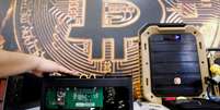Computador minerando é mostrado na frente de logotipo do bitcoin durante exposição emTaipei, Taiwan. 5/6/2018. REUTERS/Tyrone Siu  Foto: Reuters