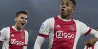 Neres com a camisa do Ajax (Foto: Reprodução / Twitter)  Foto: LANCE!