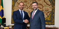 Eduardo Bolsonaro e Ernesto Araújo no gabinete do chanceler no Palácio do Itamaraty, em Brasília  Foto: Arthur Max/MRE / BBC News Brasil