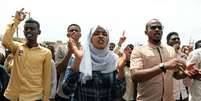 Sudaneses celebram acordo entre militares e civis nas ruas de Cartum  Foto: EPA / Ansa - Brasil