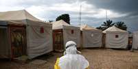 Agente de saúde com roupa de proteção em local de tratamento para Ebola em Beni, na República Democrática do Congo
30/03/2019
REUTERS/Baz Ratner  Foto: Reuters