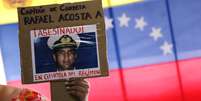 Mulher segura placa com fotografia de Rafael Acosta, capitão da Marinha que morreu sob custódia do governo, em Caracas, na Venezuela
04/07/2019
REUTERS/Manaure Quintero  Foto: Reuters