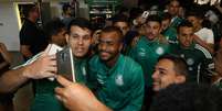 O jogador Felipe Pires, da SE Palmeiras, durante desembarque, no Aeroporto de Fortaleza  Foto: Cesar Greco / Fotoarena/Estadão Conteúdo