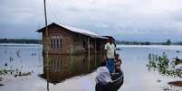 Moradores são transportados em barco em vila alvo de enchente no distrito indiano de Nagaon
15/07/2019 REUTERS/Anuwar Hazarika  Foto: Reuters