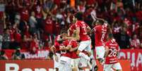 Jogadores do Internacional comemoram gol contra de Paulo Miranda  Foto: Pedro H. Tesch/Agif / Estadão
