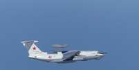 Aeronave russa A-50 sobrevoa ilhas disputadas por Japão e Coreia do Sul, em foto divulgada pelo Ministério da Defesa do Japão em 23/07/2019
Divulgação via REUTERS  Foto: Reuters