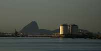 Tanques de armazenamento de g&aacute;s natural na Ba&iacute;a de Guanabara, Rio de Janeiro 
19/11/2014
REUTERS/Pilar Olivares  Foto: Reuters