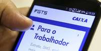 Trabalhador pode consultar saldo do FGTS em aplicativo da Caixa.  Foto: Marcelo Camargo/Agência Brasil / Estadão