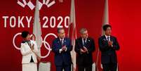 Governadora de Tóquio, Yuriko Koike, presidente dos Jogos de 2020, Yoshiro Mori, presidente do COI, Thomas Bach, e premiê japonês, Shinzo Abe, em evento que marca contagem de 1 ano para Jogos Olímpicos
24/07/2019
REUTERS/Issei Kato  Foto: Reuters