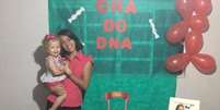 Rafaela Silva e a filha no 'chá revelação do DNA'.  Foto: Facebook/Rafaela Silva / Estadão