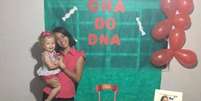 Rafaela Silva e a filha no 'ch&aacute; revela&ccedil;&atilde;o do DNA'.  Foto: Facebook/Rafaela Silva / Estad&atilde;o