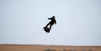 Inventor francês Franky Zapata faz voo de teste em plataforma voadora antes de tentar atravessar o Canal da Mancha
REUTERS/Pascal Rossignol  Foto: Reuters