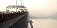 Carros cruzam ponte Rio-Niterói, administrada pela Ecorovias 
18/03/2015
REUTERS/Ricardo Moraes  Foto: Reuters