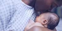 Uma mãe beijando seu bebê  Foto: Getty Images / BBC News Brasil