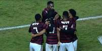 Jogadores do Flamengo comemoram o gol da virada (Foto: Reprodução)  Foto: Lance!