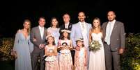 Casamento de Heloísa Wolf e Eduardo Bolsonaro - A família Bolsonaro em foto oficial do casamento de Heloísa e Eduardo.   Foto: Davi Nascimento/Divulgação / Estadão Conteúdo