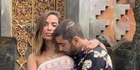 Anitta fez vídeos na cama com namorado, Pedro Scooby, mas anel na mão direita chamou atenção  Foto: Instagram, Anitta / PurePeople