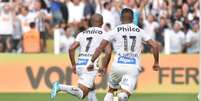 Derlis González e Carlos Sánchez fizeram os primeiros gols do Santos na vitória diante do Avaí  Foto: Reprodução / Twitter / Estadão
