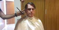Jair Bolsonaro falou sobre o pai do presidente da OAB enquanto cortava o cabelo em transmissão ao vivo pelas redes sociais  Foto: Reprodução / Estadão