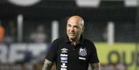 O técnico Sampaoli do Santos durante a partida entre Santos e Fluminense  Foto: FLAVIO CORVELLO / Futura Press