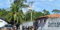 Policiais e soldados estão em frente à prisão em Altamira, onde massacre deixou 58 mortos  Foto: Bruno Santos / Reuters