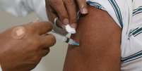 Melhor forma de se prevenir contra algumas doenças virais é com a vacina  Foto: Erasmo Salomão/Ministério da Saúde / BBC News Brasil