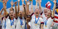 Seleção dos EUA comemora conquista da Copa do Mundo feminina de futebol.  Foto: Bernadett Szabo / Reuters