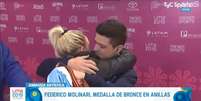 Federico Molinari e Paula Cancio se abraçam após o bronze do ginasta (Foto: Reprodução)  Foto: LANCE!